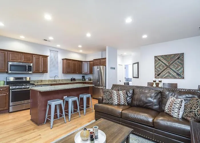 Lincoln Park Living - Suite 1